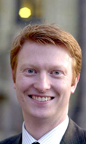  ANGRIPES:  Kaj-Martin Georgsen (t.v.), politisk r�dgiver i H�yre og finansminister Per-Kristian Foss.