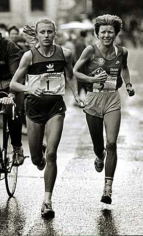  MESTERM�TE:  Grete og Ingrid Kristiansen m�ttes i mange t�ffe dueller. Her fra Oslo i 1983.
