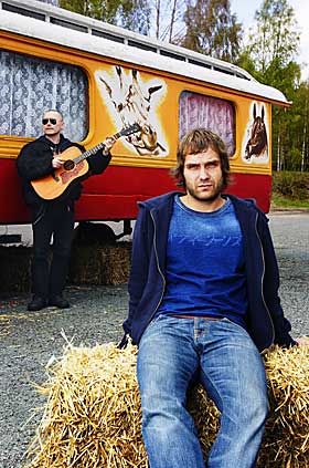 SAINT THOMAS: 22. august slipper han sitt femte album. Her med bassist Petter Pogo i bakgrunnen.