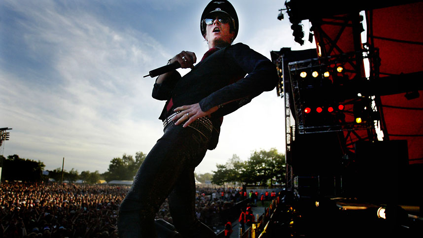 ARROGANT: Scott Weiland i Velvet Revolver er en kledelig rockearrogant frontmann.