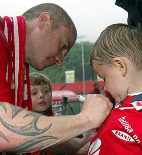  HELTEN: Raymond Kvisvik signerer p� drakta til en ung og stolt bergenser.