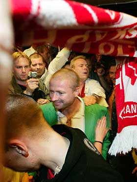  HELTENS FARVEL:  Jubelen sto i taket  da Brann-fansen hyllet en av sine st�rste helter p� Fotballpuben i Bergen sentrum i natt. Jeg kommer alltid til � elske Brann, sa en r�rt Raymond Kvisvik da han tok ordet og talte til Brann-fansen. Kvisvik kom til festen sammen med Brann-investor Idar Vollvik, som kunne avsl�re at enda en spiller er p� vei til klubben i tillegg til Trond Fredrik Ludvigsen.