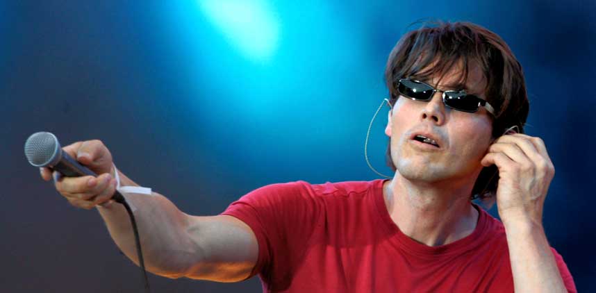  I BERLIN: Morten Harket p� scenen i Berlin under l�rdagens Live 8-maraton.