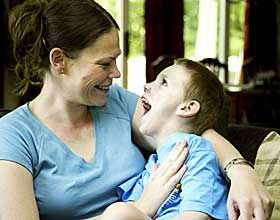  EN ALLE TIDERS GUTT:  Krister (5) smiler bredt n�r han f�r lov til � ligge p� fanget til mamma Hanne.