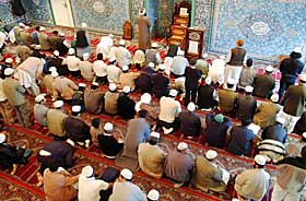 SORG: mens muslimske milj�er i Norge ford�mmer angrepene, raser hatefulle antimuslimske debatter p� internett. Bildet er fra moskeen i �kebergveien i Oslo.