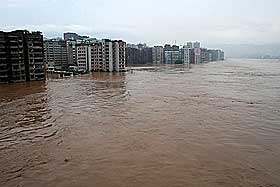 OVERSV�MT: Flere av bygningene i Dazhou st�r under vann.