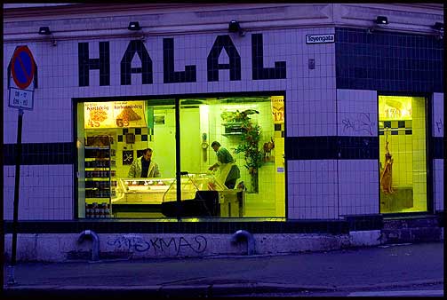 POPULÆRT PRODUKT: Ved halal-slakting leser en muslim velsignelse over dyrene før strupen skjæres over på dem. Her fra en halal-slakter på Grønland i Oslo.