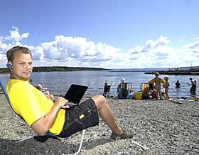 STOR TRO: Administrerende direkt�r Stian Rustad har stor tro p� frihet under ansvar. N� har selskapet kj�pt inn to biler og en campingvogn for � gj�re det lettere for de ansatte � holde seg unna jobben - n�r de jobber.