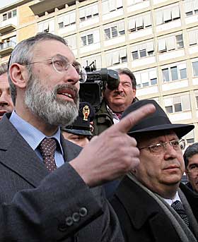 BEKYMRET: Sjefsrabbiner Riccardo Di Segni i Roma ber Israel og Vatikanet om � roe gemyttene. Han frykter konflikten kan skape varige s�r.