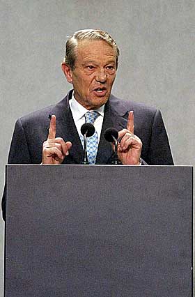 SL�R TILBAKE: - Vi lar oss ikke diktere, tordnet pavens talsmann Joaquin Navarro-Valls i g�r, og mener en israelsk tjenestemann dikter opp grunnl�se p�stander om den avd�de paven Johannes Paul II.