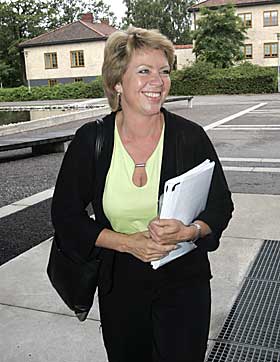 OGS� P� M�TE: �slaug Haga var blant politikerne som m�tte opp for � f� informasjon om nedleggelse fra ledelsen i Norske Skog.