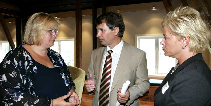 P� M�TE: Erna Solberg og Siv Jensen fikk presentert argumenter for nedleggelse av konsernsjef Jan Oksum i Norske Skog.