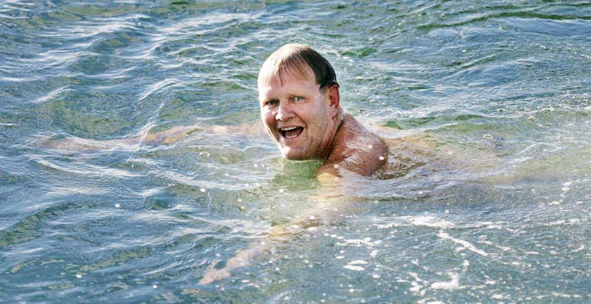  FORSIKTIG:  Rolf Sunde nyter badevannet p� Ingierstrand ved Oslo. Han er blant de fornuftige som tilpasser badelivet til egne sv�mmeferdigheter.