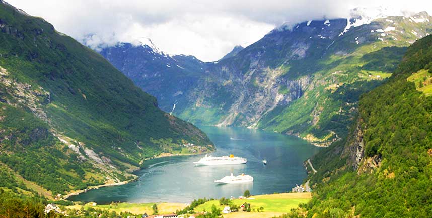 POPUL�RT TURISTM�L: Det var ingen cruiseskip i Geiranger da raset gikk, men hurtigruta Nordlys var i fjorden og plukket opp en tom kajakk.