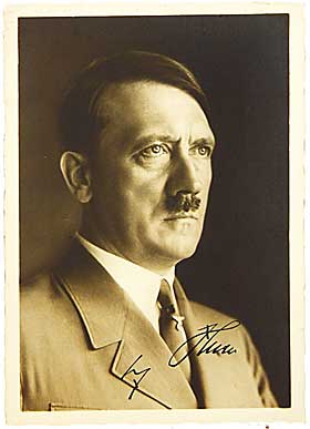 MEIN KAMPF: Dette signerte bildet av diktatoren ble solgt p� auksjon sammen med en utgave av boka Mein Kampf for flere hundre tusen kroner.