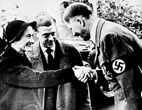 KARISMATISK: Mange som m�tte Hitler, forteller om en voldsom karisma og intensitet. Blant dem som ble sjarmert, var Edward, hertugen av Windsor, som nylig hadde abdisert fra den britiske tronen.