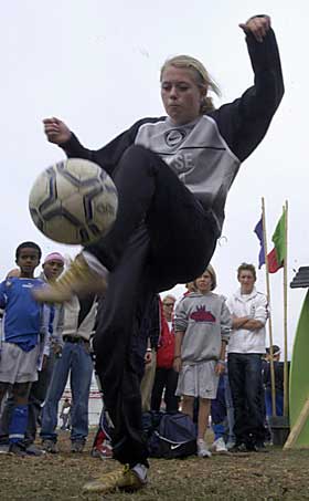 HJEM OG �V! Charlotte trente p� sidelinja mens pappa trente. Du trenger noen timer med ball om du skal bli like god.
