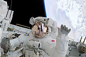 I ROMMET:Astronaut Soichi Noguchi vinker til kamera.
