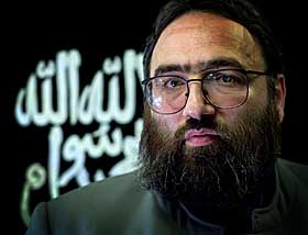 OVERV�KET: Omar Bakri Mohammed er leder av Sekten Frelseren. Han har intetanende blitt overv�ket av en Times-journalist.