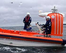 RASKT P� STEDET: Helikoptre og b�ter tr�let ulykkesstedet kort tid etter at alarmen gikk.