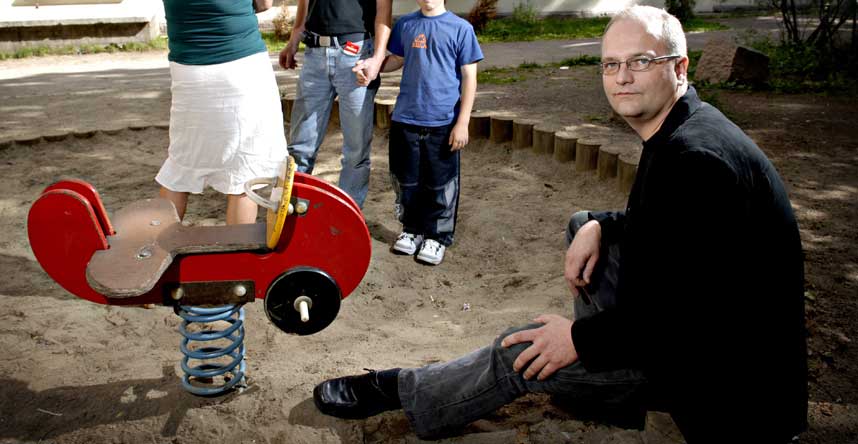   ALENE:   Stig Rusten, leder i Aleneforeldreforeningen, er lei av foreldre som ikke stiller opp for barna sine. De som sitter alene igjen, f�ler dette som et slag i trynet.