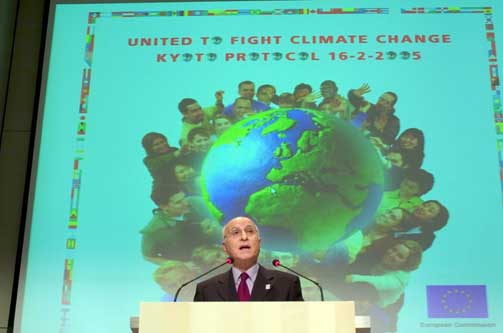 VIL HA DYRERE FLYBILLETTER: Stavros Dimas holder her pressekonferanse i forbindelse med at Kyoto-protokollen tr�dte i kraft i februar. N� vil han at ogs� luftfarten skal spleise p� CO2-regninga.