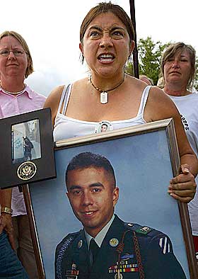 ST�TTER KAMPANJEN: Beatriz Saldivar med bilde av nev�en Daniel Torres, som ble drept i Irak. Tirsdag holdt Beatriz en tale for aksjonistene p� Camp Casey.