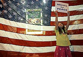M�DRE FOR FRED: Aksjonen utenfor ranchen til presidenten startet 6. august med 15 mennesker. N� holder flere hundre til her, og over hele USA arrangeres st�tte- eller protestaksjoner.
