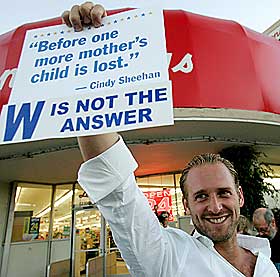 KJENDISST�TTE: Skuespilleren Josh Lucas holds under en st�tteaksjon i Hollywood. Ogs� andre kjendiser har g�tt ut for Cindy, blant annet Viggo Mortensen og Richard Dreyfuss.