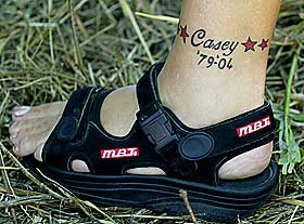 GLEMMER IKKE S�NNEN: Cindy har tatovert navnet hans nederst p� det ene beinet.