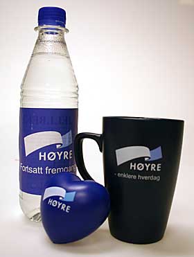 AND THE WINNER GETS.....: Helge Lyngmoe fra Bod� vant den f�rste konkurransen og f�r et krus, en flaske med H�yre-vann og en klemmepute for � roe ned nervene og styrke muskelaturen.