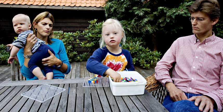 LEVER GODT Familien lever et godt liv p� Slemdalmi Oslo. Karolines funktsjonshemning styrer ikke hverdagen. Fv. Einar (8 md.), Tulla Onstad, Karoline og Lars Langsrud.