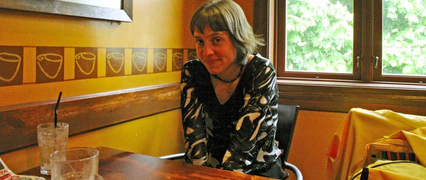  SAVNER KORTTIDSPLASSER:  Gunhild Hofstad �nsker seg flere korttidsplasser i psykiatrien. -  Man blir ikke frisk av � ligge p� gangen, sier hun.