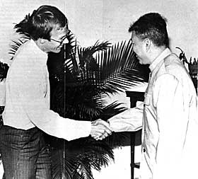 Bildebeviset: Pål Steigan håndhilser på en av verdens-historiens største bødler, Kambodsjas Pol Pot, i 1978.