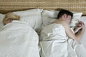 SOVER MER UROLIG: Støy om natta ser ut til å være mest skadelig. Folk som bor utenfor trafikkerte veier sover dårligere, og det er vanskelig å venne seg til.