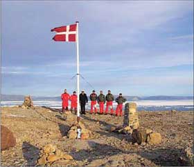  MARKERING:  Danske milit�rfart�yer var p� �ya i 2002 og 2003. Danske flagg ble heist og dansk brennevin lagt igjen som gave til de neste bes�kende.
