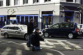 SKUDDENE P� GR�NERL�KKA: Ingen ringte politiet da de h�rte skuddsalven mot restauranten Rehmans natt til i g�r.