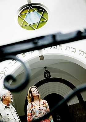 En jødisk arv: - Jeg tror ikke på Gud, men jeg ber til Ham når jeg er redd, sier Berthold som føler seg sterkt knyttet til det jødiske. Ved synagogen i Oslo foreslår vaktmesteren at de må vise filmen og at Berthold må komme og holde foredrag en kveld.