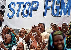 KJEMPER MOT KJØNNSLEMLESTELSE: Den første nasjonale markeringen i Somalia mot kjønnslemlestelse foregikk i Mogadishu 8. mars i fjor.