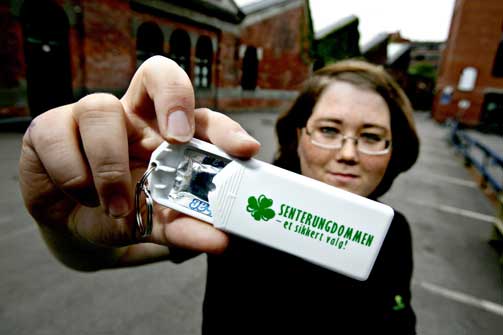  VALGKAMPMATERIALE: Oslo Senterungdoms fungerende fylkesleder, Signhild Samuelsen, viser fram kondomhylsteret med et kondom som ikke har g�tt ut p� dato.