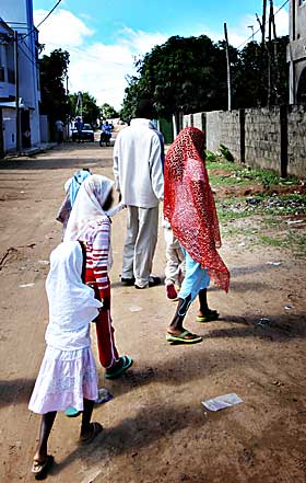  P� VEI TIL KORANSKOLE:  De norske jentene m� ta p� seg hijab n�r de skal p� koranskolen i nabolaget. Her f�lges de av et familiemedlem. P� koranskolen er m�let � l�re hele Koranen p� rams p� arabisk, et spr�k de norske jentene ikke forst�r.