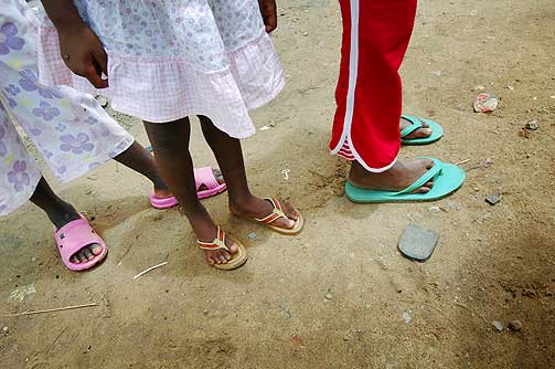 LEVER UNDER ENKLE K�R: Gambia er et av verdens fattigste land. Da jentene kom til landet i 2003 ville de ikke spise gambisk mat. I dag er det annerledes. De to yngste jentene snakker ikke lenger norsk.