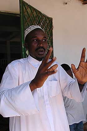 LEDER KORANSKOLEN: Iman Mohammed Sey st�tter omskj�ring av jenter.