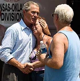  TR�STET:  President George W. Bush tr�stet en av de overlevende i Biloxi ig�r.
