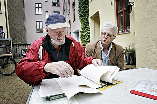 OVERV�KET OG EKSKLUDERT: For 30 �r siden br�t Helge �grim (t.h) seg inn i leiligheten til Kjell Bygstad (t.v) for � fotografere hans politiske arkiv. En stund etterp� ble Bygstad eksludert fra AKP. Her studerer de papirer fra eksklusjonsprosessen i bakg�rden til byg�rden der innbruddet skjedde.