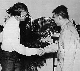 OMSTRIDT PARTI: AKP-formann P�l Steigan hilser p� Pol Pot under et bes�k i 1978.