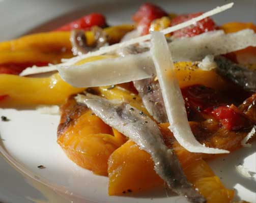  Kraftig forrett:  Bak paprika, legg r� hvitl�k og ansjos over.