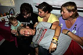 KRITISK: Da den ber�mte soldatmoren Cindy Sheehan (midten) satte opp leir utenfor president Bush sitt feriested i Texas i sommer, var Kenneths mor (til h�yre) en av de som m�tte opp for � st�tte aksjonen.