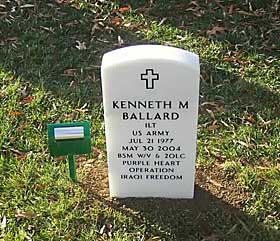 BEGRAVET SOM HELT: Ballard ble begravet i oktober i fjor p� den ber�mte �reskirkeg�ren Arlington.