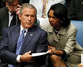 BA OM HJELP: President Bush ba USAs mektigste kvinne om hjelp da han trengte noen minutters pause i FN i g�r.